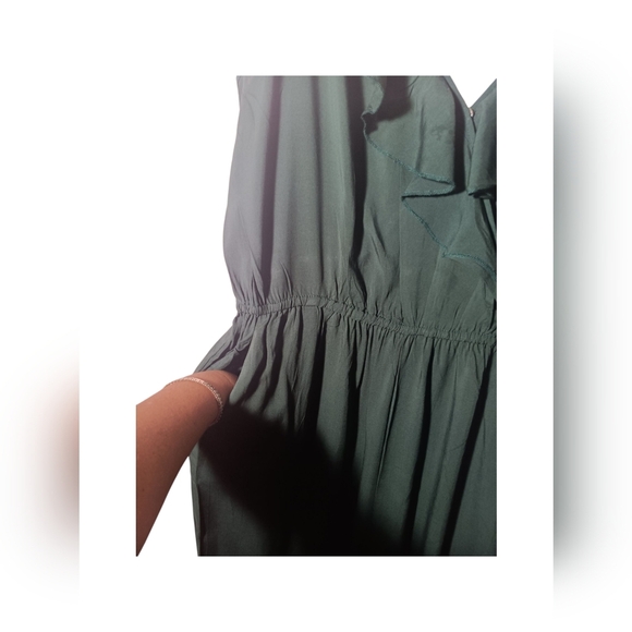 Elegant Green Sleeveless Dress - Picture 6 of 9